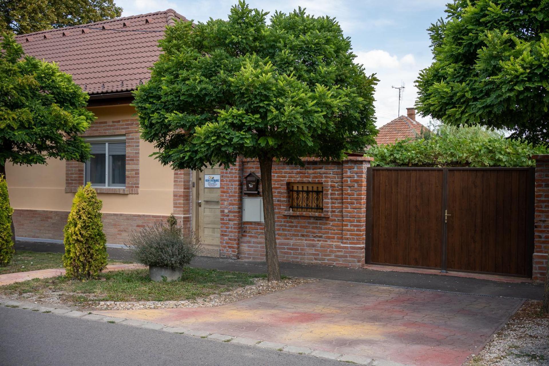 Holiday Apartmanhaz ギュラ エクステリア 写真
